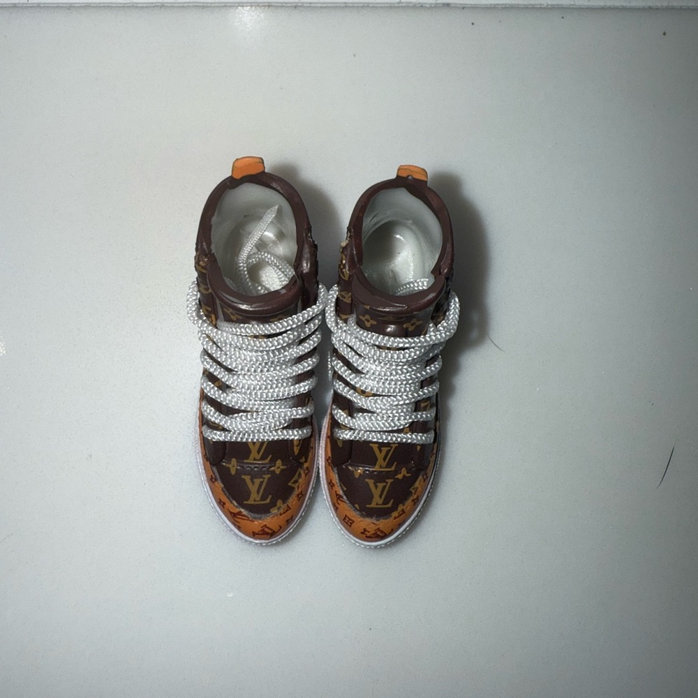 New Labubu LV High-Top Sneakers for your Labubu - Picture 3 of 8